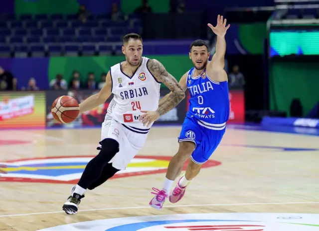 Stefan Jović (levo) na utakmici Srbija - Italija, na Mundobasketu 2023.