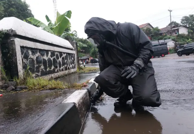Tim kimia, biologi, dan radioaktif (KBR) Detasemen Gegana Brimob, Polda Jawa Barat, mengambil sampel di Jembatan Cigentur, Cikalongwetan, Bandung Barat, yang diduga jadi titik awal kebocoran truk pengangkut soda api.