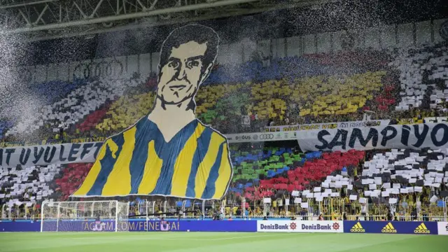 Fenerbahçeli taraftarlar 11 Ağustos 2018'de 'Ordinaryüs' lakaplı Lefter'i, Kadıköy'de hazırladıkları koreoografi ile andı