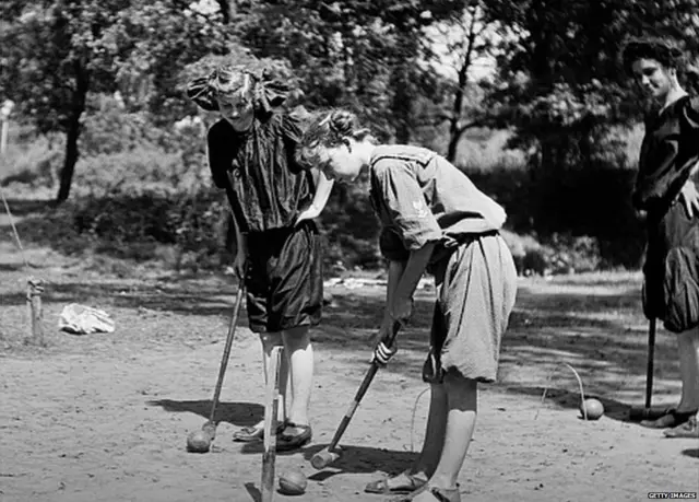 Mu 1909  abakobwa bambara utwo dukabutura bagakina urwo rukino rwari ruzwi nka croquet 