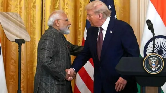 பிரதமர் நரேந்திர மோதியும், அமெரிக்க அதிபர் டொனால்ட் டிரம்ப் கைக்குலுக்கிக்கொள்ளும் காட்சி 