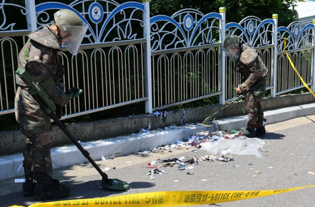 인천 지역에 떨어진 오물 풍선 잔해를 수거하는 군인들