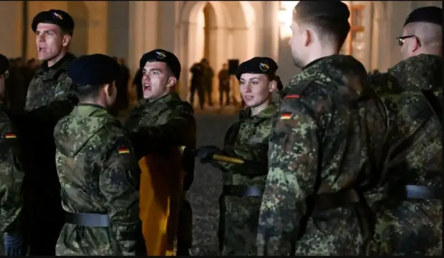 Askarta cusub ee ka tirsan guutada Franco-German ayaa lagu dhaariyay xaflad ka dhacday qalcadda Ludwigsburg ee koonfur-galbeed ee Jarmalka November 12, 2025.