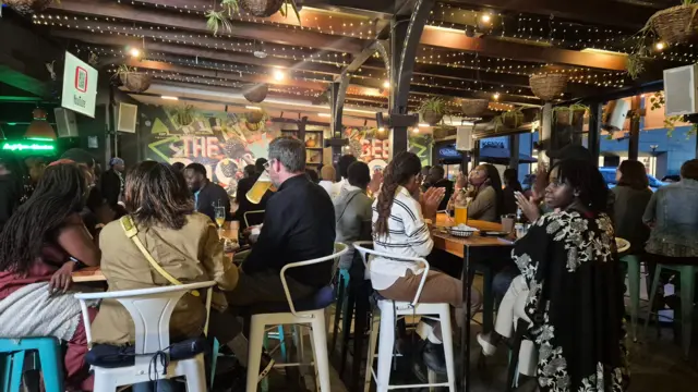 Picha ya watu ndani ya klabu