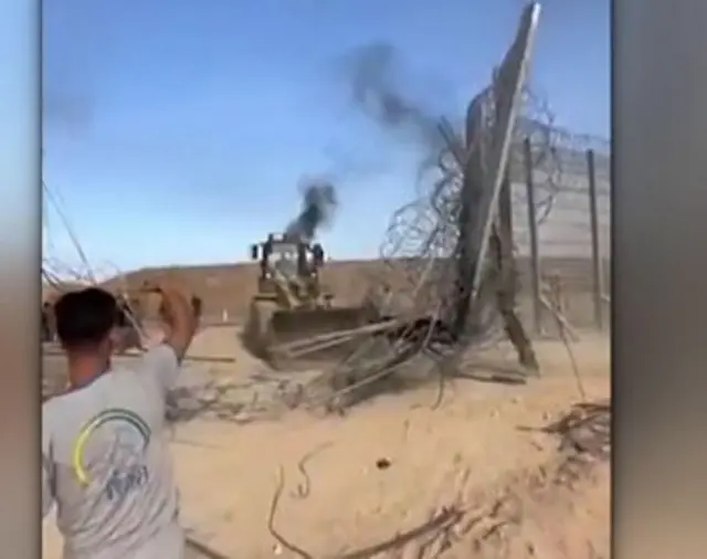 सीमा पर लगे कटीले तारों को काटकर अंदर घुसे हमास के चरमपंथी