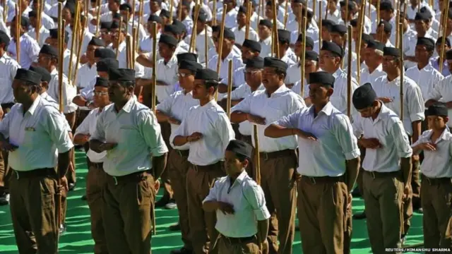 ਸੰਘ ਦੀ ਸ਼ਾਖਾ ਵਿੱਚ ਕਤਾਰਾਂ ਵਿੱਚ ਖੜ੍ਹੇ ਸਵੈਮ ਸੇਵਕ