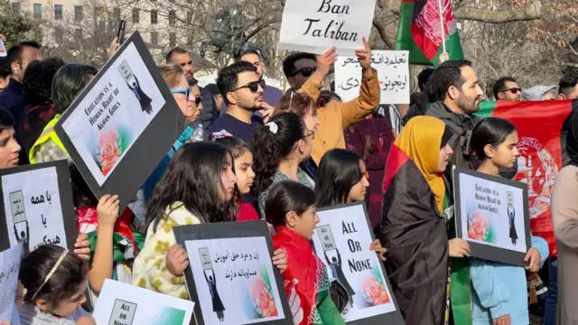 ګڼ شمېر افغانان په هېواد کې دننه او بهر د زدکړو حق لپاره مظاهرې کوي.