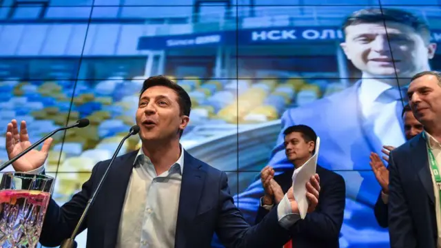Komedian dan calon presiden Ukraina Volodymyr Zelensky memberikan pidato setelah pengumuman hasil exit poll pertama pada putaran kedua pemilihan presiden Ukraina