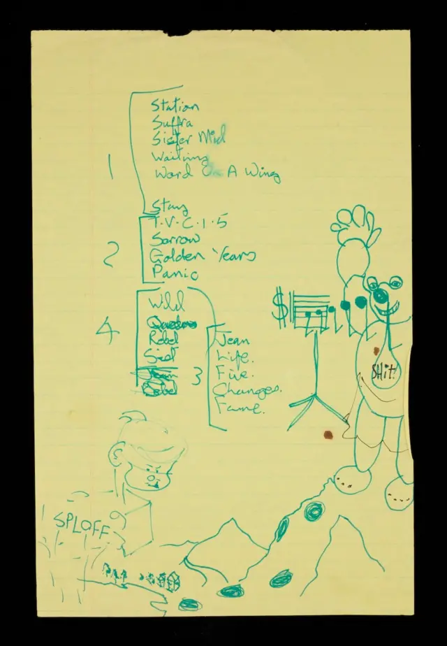 Lista de canciones escrita a mano por David Bowie para la gira Station To Station de 1976, que incluye varios bocetos y garabatos, en un trozo de papel amarillo de tamaño legal.