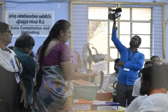 முதல் சுற்று முடிவில் திமுக முன்னிலை வகிக்கிறது.