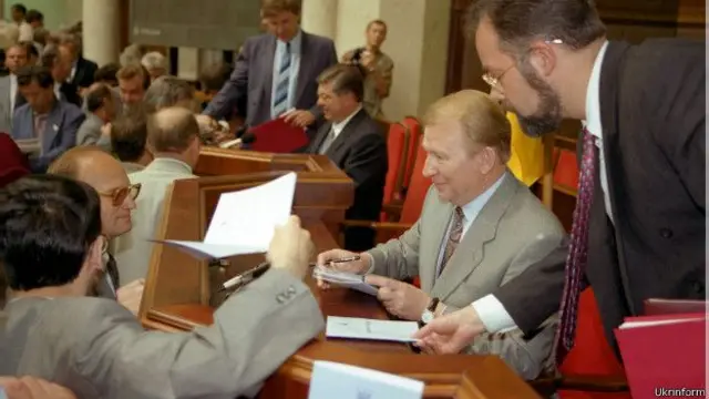 Конституція була предметом запеклих політичних боїв між президентом Кучмою та тодішнім парламентом