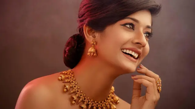 આજકાલ સોનાનો ભાવ કૂદકે ને ભૂસકે વધી રહ્યો છે. માર્કેટના નિષ્ણાતો સોનું ખરીદવું, વેચવું કે હોલ્ડ કરવું એ અંગે જુદી જુદી સલાહો પણ આપી રહ્યા છે. ત્યારે એ પણ વાત ચર્ચાઈ રહી છે કે સોનાની શુદ્ધતા કેવી રીતે ચકાસી શકાય. શું ઘરે જ આવું કરી શકાય? કે સોનાની શુદ્ધતાની પરખ કરવા માટે સોની પાસે જ જવું પડે? આ શુદ્ધતાનું પ્રમાણપત્ર કોણ આપે? મેળવો આ બધા પ્રશ્નોના જવાબ બીબીસી ગુજરાતીની આ ખાસ રજૂઆતમાં.