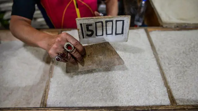 Pedagang menyiapkan beras di salah satu toko beras di Pasar Kosambi, Bandung, Jawa Barat, Rabu (27/8/2025).