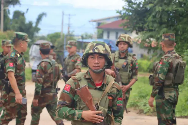 TNLA တပ်ဖွဲ့ဝင်တွေကိုတွေ့ရစဉ် (ပုံဟောင်း) 