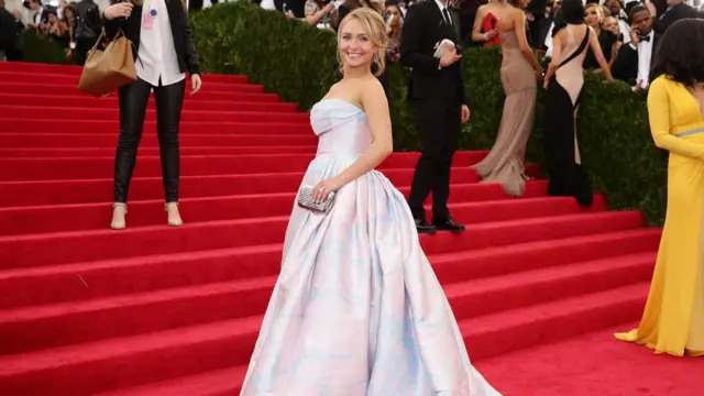 Hayden Panettiere, usando um longo vestido rosa claro, comparece ao baile de gala "Charles James: Além da Moda" do Costume Institute no Metropolitan Museum of Art em Nova York, em 5 de maio de 2014.