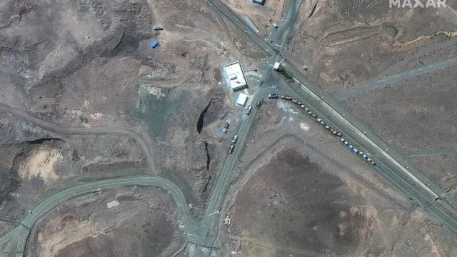 На снимке объекта Фордо, сделанном 19 июня, видна колонна автомобилей