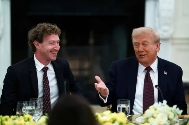 Mark Zuckerberg sentado al lado de Donald Trump durante una cena en la Casa Blanca