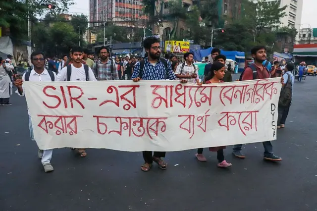 ভোটার তালিকায় নিবিড় সংশোধনের বিরুদ্ধে মিছিল করছেন কয়েকজন তরুণ, তাহের হাতে সাদা ব্যানিার - ফাইল ছবি