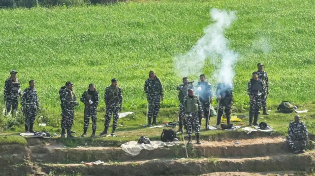 पंजाब-हरियाणा के शंभू बॉर्डर पर किसानों पर आंसू गैस के गोले छोड़ते जवान