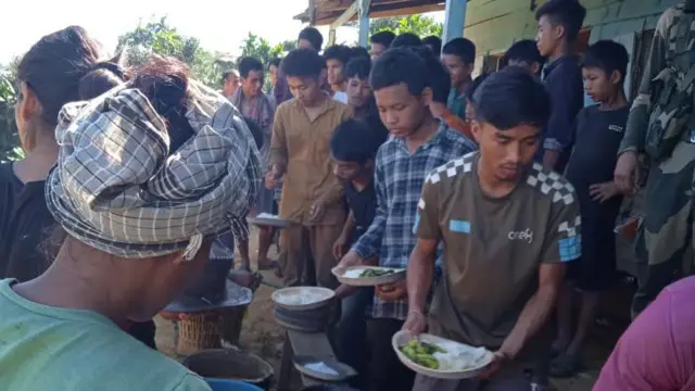 বাংলাদেশ থেকে আসা আশ্রয়প্রার্থীদের খাবার দেওয়া হচ্ছে