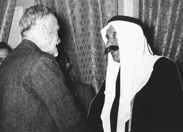 الرئيس السوري السابق هاشم الأتاسي يلقي التحية على الزعيم الدرزي سلطان الأطرش في دمشق عام ١٩٤٦، بعد أن قاد الأطرش الثورة السورية الكبرى ضد الاستعمار الفرنسي