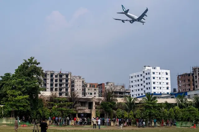 মাইলস্টোন স্কুলে হতহতদের ঘটনায় অনেকে যখন সেখানে আসা যাওয়া করছেন, স্কুলটির ওপর দিয়েই উড়ে যাচ্ছে একটি বেসামরিক বিমান 