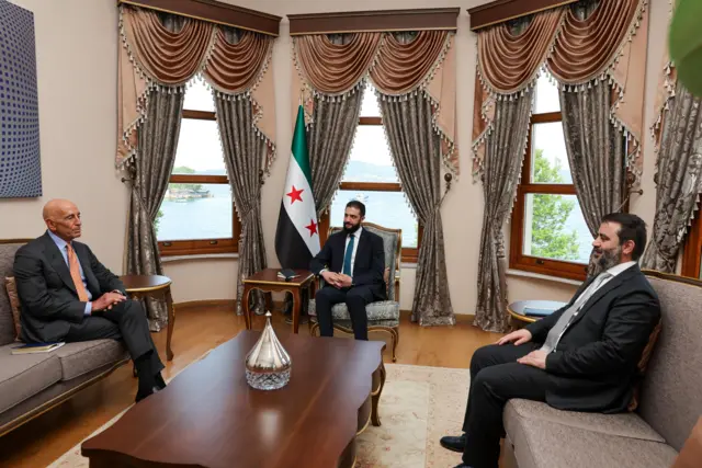 Barrack, Şara ve Şeybani Dolmabahçe'de bir konuk odasında oturuyor