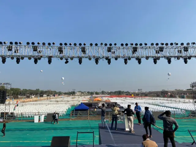 सभेआधीची तयारी.