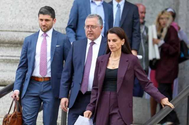 Advokatski tim odbrane ispred suda