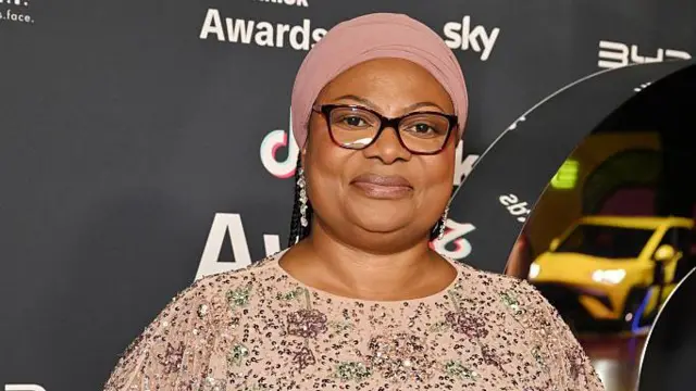 Bemi Orojuogun trzyma nagrodę