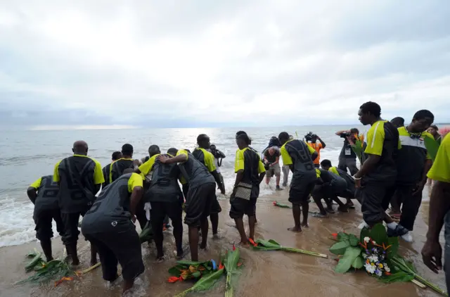 لاعبو منتخب زامبيا على شاطئ ليبرفيل في 9 فبراير/شباط 2012