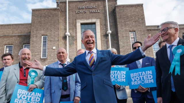 Nigel Farage Havering'de kutlama yapıyor
