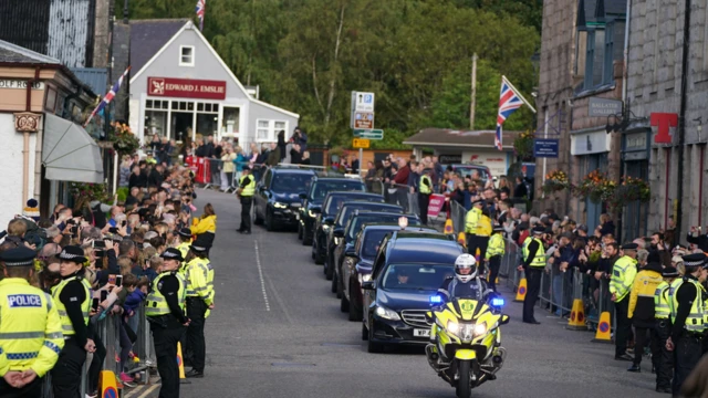 Gawaarida naxashka galbinaya oo saf ku jira