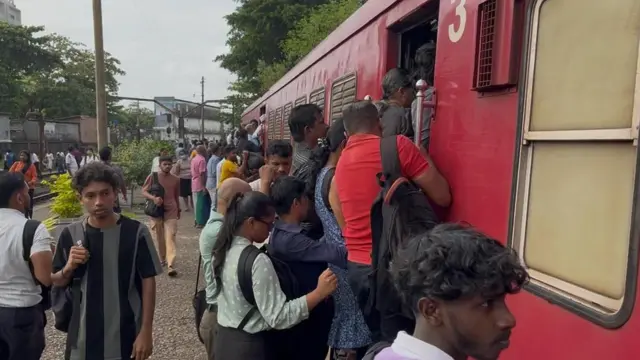 සාගරිකා දුම්රියට මගීන් ගොඩවන අයුරු