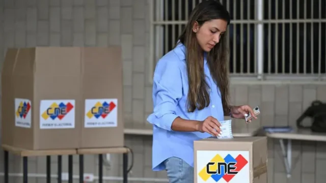 Mulher votando na Venezuela