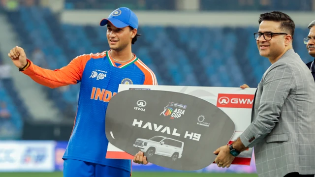 अभिषेक शर्मा पुरस्कार लेते हुए