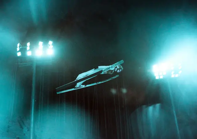 Польский прыгун с трамплина Кацпер Томасьяк выполняет прыжок во время пробной попытки в соревнованиях на большом трамплине среди мужчин