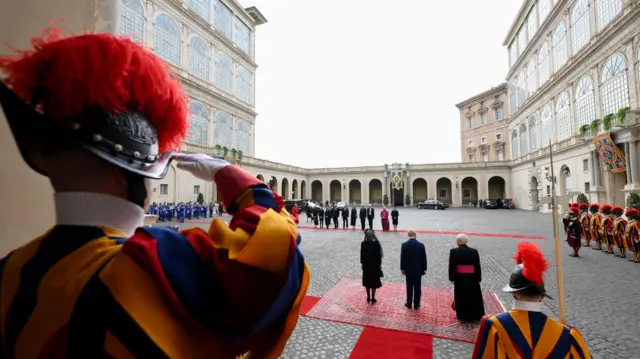 Kralja i kraljicu Velike Britanije dočekala je papina Švajcarska garda