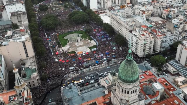 Vista panorámica de la concentración de mujeres en Buenos Aires. 