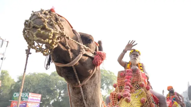 शाही स्नान से पहले कुंभ पहुंच रहे हैं नागा साधु 