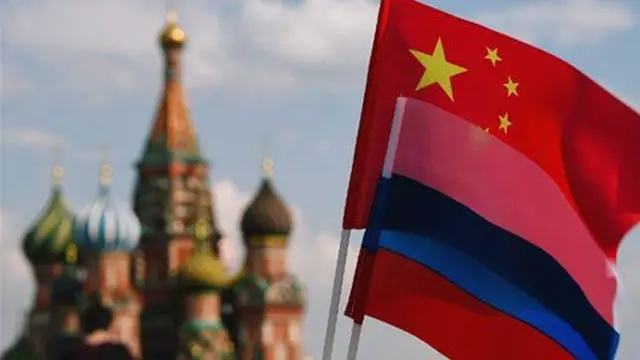 Прапори Китаю та Росії на Червоній площі в Москві 