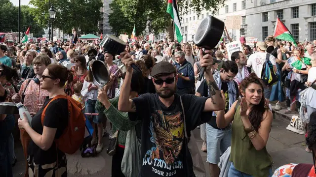 Londra'da göstericiler ellerinde tencerelerle Gazze'ye gıda ambargosunu protesto ediyor