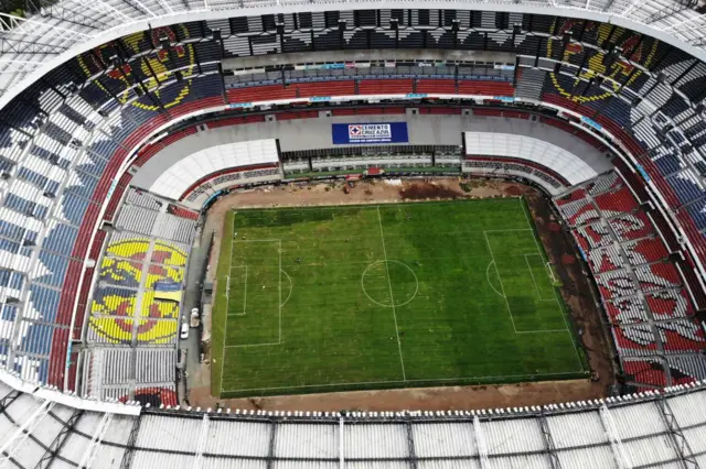 Una vista del campo y tribunas del Estadio Azteca en 2018.