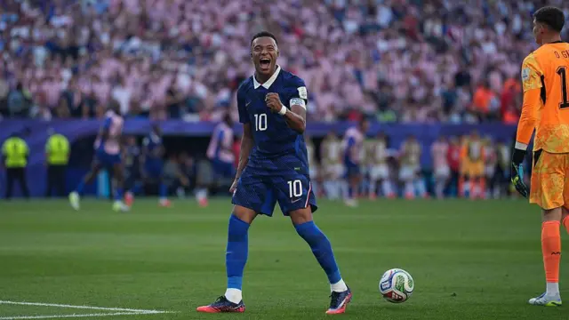 Kylian Mbappé na partida contra o Paraguai. 
