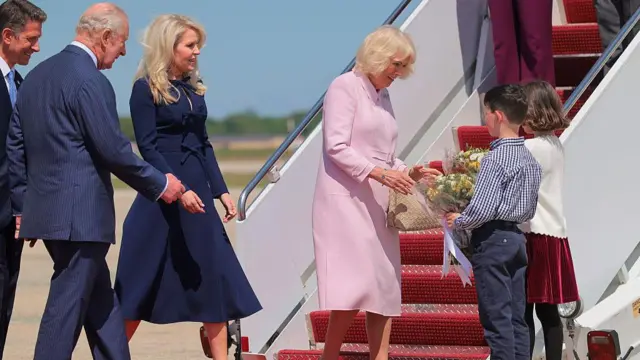 Дети вручают цветы королеве Камилле