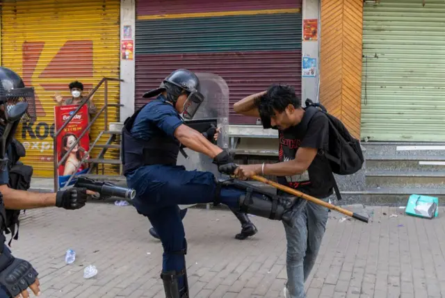 Policajac pendrekom udara muškarca