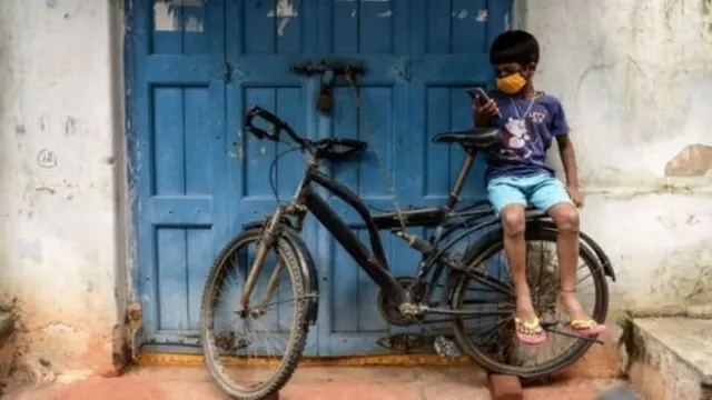 लहान मुलगा मोबाइल वापरताना 