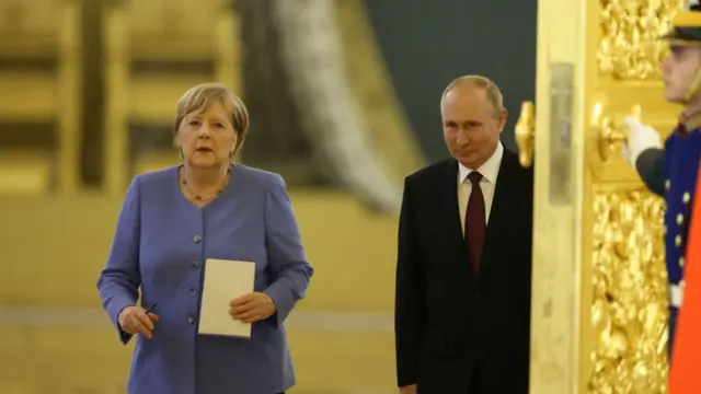 Президент Росії Володимир Путін (праворуч) та канцлерка Німеччини Ангела Меркель (ліворуч) під час спільної прес-конференції після двосторонньої зустрічі у Великому Кремлівському палаці 20 серпня 2021 року в Москві