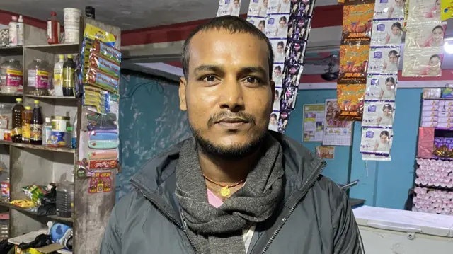 शम्भुनाथ नगरपालिका-१ का ३८ वर्षीय सुवासकुमार साह पूर्व-पश्चिम राजमार्गमा किराना र खाजा पसल चलाउँछन्