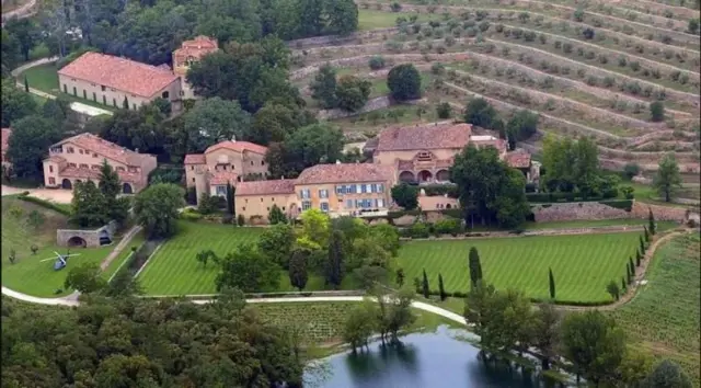 अँजेलिना जोली आणि ब्रॅड पिट यांनी 2008 मध्ये फ्रान्समधील एक द्राक्षबाग खरेदी केली होती.